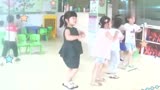 幼儿园集体舞《小鸡小鸡》小朋友们跳的太逗了