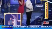 张伟宏与漂亮的女评委走秀,而妻子却被硬拉着与帅气的男评委走秀搞笑完整版视频在线观看爱奇艺