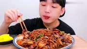 韩国小氨水吃黑豆味道,放了洋葱面条更香甜,你吃过海蟹有鲜肉味图片