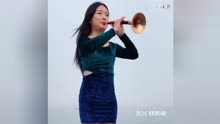 美女穿内衣吹唢呐_美女吹唢呐