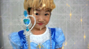 韩国小萝莉宝蓝用魔法裁缝机制作漂亮的公主裙，盛装出席游戏派对
