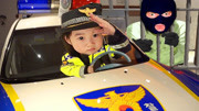 韩国小萝莉宝蓝和爸爸角色扮演警察和劫匪，太刺激太好玩了！