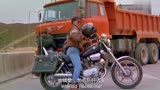 霹雳先锋：警察为逮捕罪犯，竟骑摩托冒死赌大货车，简直就是玩命