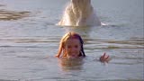 《惊世巨鳄》美女在湖中洗澡，竟遭到一条巨大鳄鱼的袭击