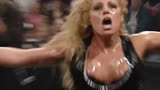 盘点WWE里的那些争议时刻，老板竟当场让美女学狗叫？