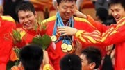 王治郅说12块亚运金牌很沉：广州亚运夺冠后，金牌全挂大郅脖子上