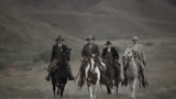西部恐怖电影《战斧骨》中，西部荒野上，四个牛仔勇闯食人族领地