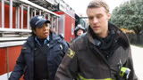 消防员冒险救下触电工人，没想到却遭到队长处罚，美剧芝加哥烈焰