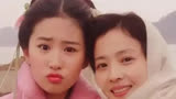 这张照片拍摄于2004年，《仙剑奇侠传》拍摄期间，刘亦菲和妈妈刘晓莉的合影。