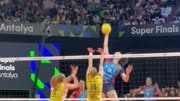 Volleyball！欧冠决赛，美国队员之间送上的叉烧礼~