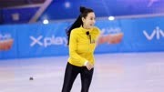 张柏芝表演花式溜冰，不慎摔倒，网友：好尴尬！