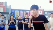 王亮在北京城外诚演唱一曲小沈阳歌曲《男人歌》,男人再苦也不怕,我们心中有梦闯天下音乐背景音乐视频音乐爱奇艺