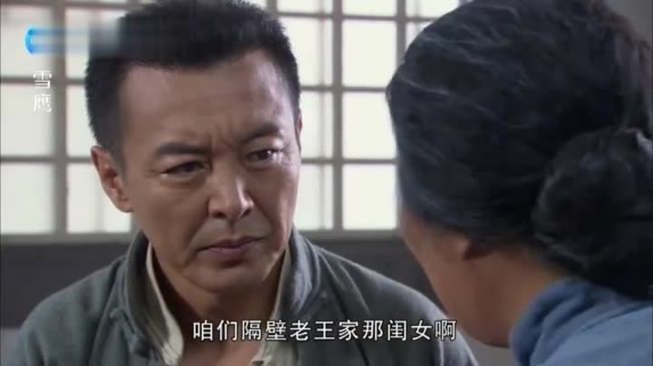 八路军10年未回家,刚进家门,母亲一把菜刀举上头:不许动