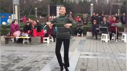 72岁白毛女石钟琴跳广场舞,还是如此婀娜.