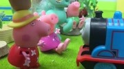 托马斯小火车大冒险帮助郊外游玩野餐的小猪佩奇和小马宝莉