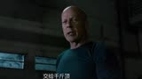 《虎胆追凶》终极海报预告，布鲁斯·威利斯“枪指”暴力