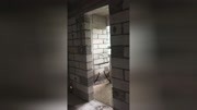 加气块砖墙门口要砌筑实心砖，用于安装固定门框