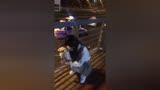 这个视频火了,小姐姐失恋在路边喝酒,网友做我女朋友吧!