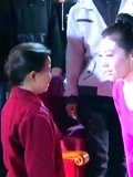 樱桃红之袖珍妈妈杜鹃接受袖珍妈妈眼睛后紧紧的拥抱在一起