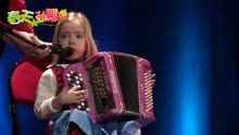 未来可期！外国6岁女孩演奏迷你手风琴，演奏水平可不得了
