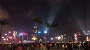 带你们来看看香港的维多利亚港,太多人了听说能看到全香港的夜景旅游完整版视频在线观看爱奇艺