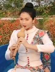 美女葫芦丝吹奏有你的地方是天堂优美动听