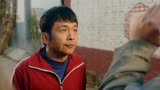 猛龙过沟：男子收拾柴堆，没想到会捡到宝贝，运气好得让人羡慕