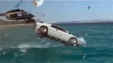 007：邦德一脚油门飙进海里，老外以为他作死，怎料有戏看了