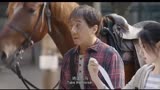 龙马精神：成龙教郭麒麟骑马，意外被马后蹬踹飞，太搞笑了