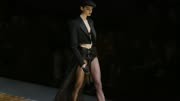 时尚T台上的大长腿美女，超模们如何展现性感魅力