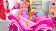 小萝莉的魔法棒变公主 ，骑着木马出去玩，好多玩具哦！