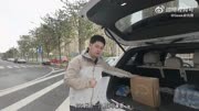 理想汽车商城最近上新了一个【车内悠享悬浮桌板】，没想到直接破圈卖爆了，据说不少蔚来和特斯拉车主都下了 APP 进去抢购，直接给抢断货了。我都是 17 号补货的时候在抢的，过了几分钟又抢没了，这次收到货赶紧拍了个开箱视频，给大家看看为啥它能卖的这么好？我觉得主要原因就是美观大方、皮实耐用，而且只要车型有水杯支架就可以适配，这下像我们没有二排折叠桌的理想 L7 车主，就可以曲线救国了。