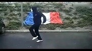 法国面具男秀鬼步舞 帅到爆啊