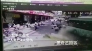 【拍客】监控还原广州一公交车失控致两死四伤现场