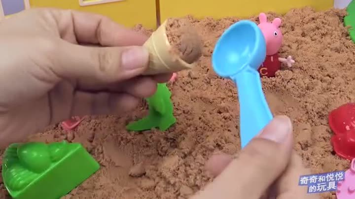      小猪佩奇玩沙子寻找恐龙游戏