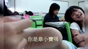 90后台北女生自习课 脚底画画 痒疯了