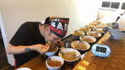 日本大胃王,挑战吃面条,一碗接着一碗,感觉这小哥太能吃了