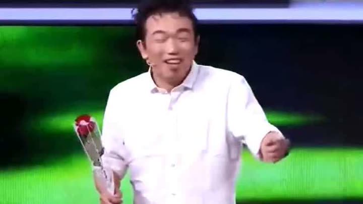 举报 删除 喜剧班的春天大潘向张小斐求婚,不料却被小鲜肉狂虐,好尴尬