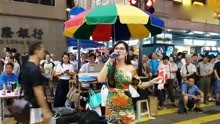 香港旺角街头表演,靓女流浪艺人 小红 翻唱粤语金曲,好看又好听