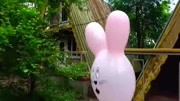 儿童亲子玩具：小萝莉玩彩色兔子气球