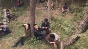 剿匪记:女人树林里采蘑菇,怎料遇到土匪,被狠狠掐住了脖子 片花完整版视频在线观看爱奇艺