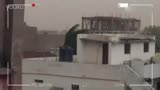 男子在楼顶拍摄狂风压境 却意外拍到骇人影像