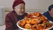 做了4斤油焖大虾，我和老妈轮番给外婆剥虾，外婆吃得乐呵呵