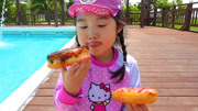 韩国小萝莉宝蓝下游泳池玩水！这浪花溅得那么高，真刺激！