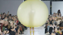 女模身穿“大气球”走秀，不料突然泄气，众人都不淡定了！