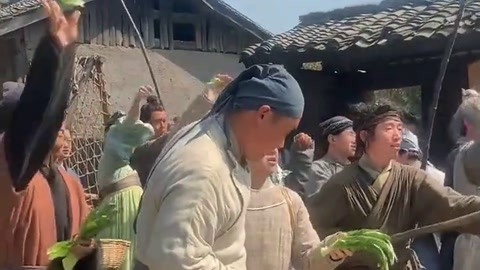 这一幕拍戏古代犯人关押游行百姓纷纷丢东西
