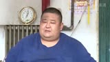 480斤的胖丈夫，生活基本无法自理，让妻子特别害怕丨大王小王