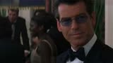 007：邦德深藏不露，戴透视眼镜进入赌场，发现每个人都藏了把枪