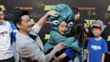 《巨齿鲨2》北京首映礼现场，吴京小儿子扮成巨型章鱼为爸爸捧场
