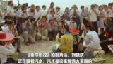 《垂帘听政》拍摄片场，刘晓庆在喝汽水，汽水是梁家辉请的